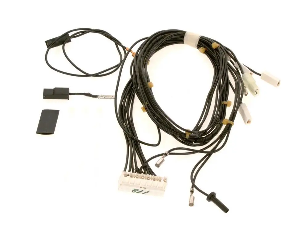 BOSCH Kabel mit mehreren Anschlussleitungen, unterschiedlichen Steckverbindern und Kabelisolierung, ausgestattet für elektrische Verbindungen.